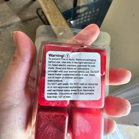 Outer Banks Wax Melts Red/Pink 6 count - Picture 2 of 4